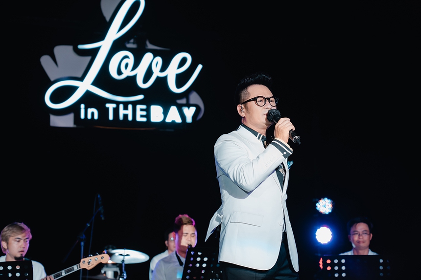 Bằng Kiều chơi guitar và hát kiểu GenZ trên du thuyền - Ảnh 2.