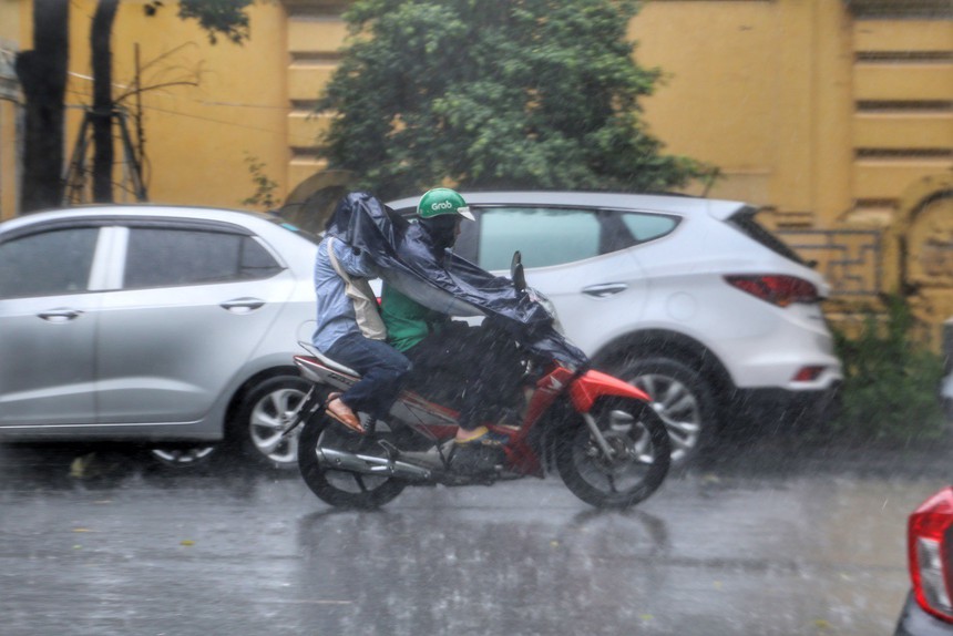 Bắc Bộ mưa dông tiếp diễn, Trung Bộ nắng nóng kéo dài - Ảnh 1.