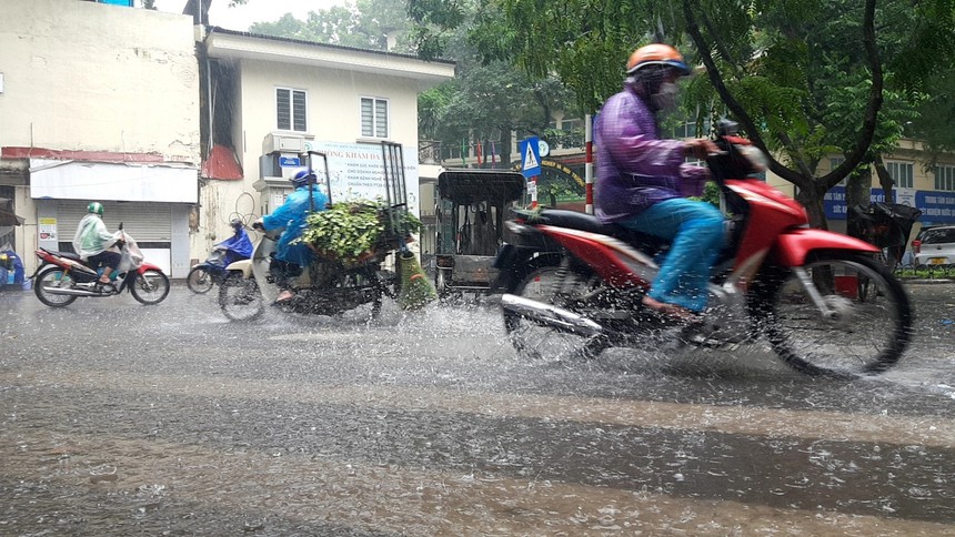 Bắc Bộ mưa dông tiếp diễn, Trung Bộ nắng nóng kéo dài - Ảnh 2.