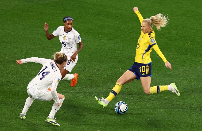 ĐT nữ Mỹ hóa cựu vương, Thụy Điển đi tiếp sau loạt 'đấu súng' siêu kịch tính - Ảnh 2.