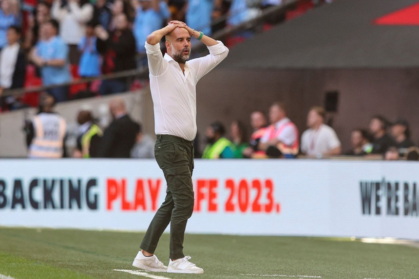 Pep Guardiola phàn nàn trọng tài bù giờ kiểu mới ở Siêu Cúp Anh sau khi Man City thua cay đắng Arsenal - Ảnh 2.