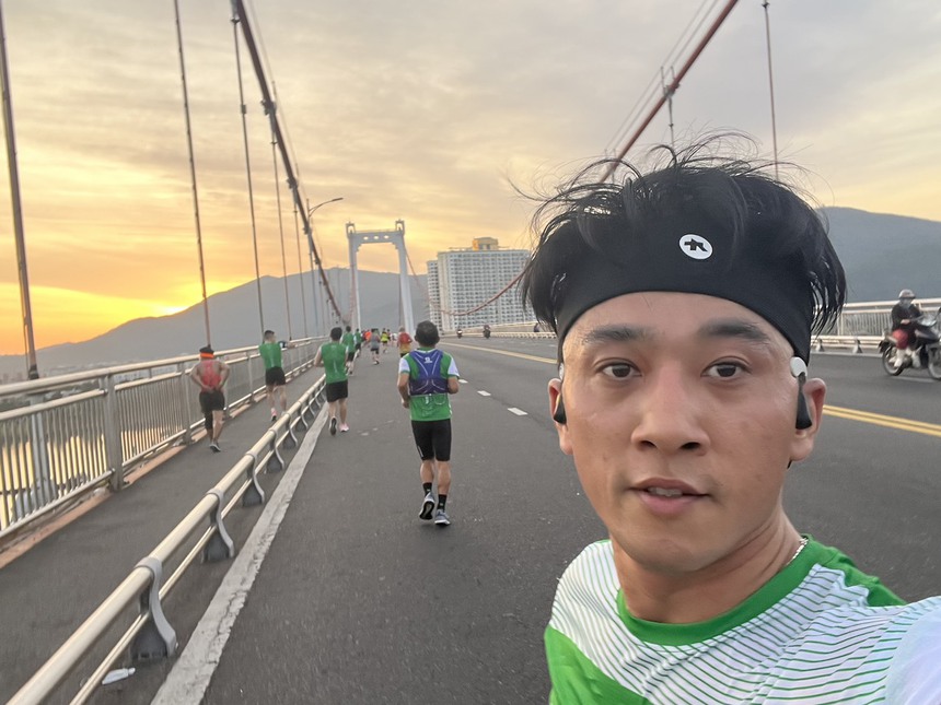 Ca sĩ Quang Hào chạy marathon 21km, lan toả thông điệp tích cực - Ảnh 1. Ca sĩ Quang Hào chạy marathon 21km, lan toả thông điệp tích cực - Ảnh 1.