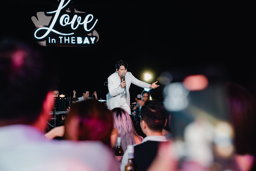 Hà Nhi – Quốc Thiên nhí nhảnh trên sân khấu, hát dưới mưa để không phụ khán giả - Ảnh 1.