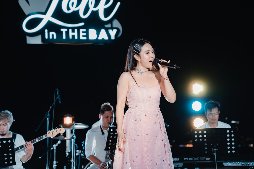 Bằng Kiều chơi guitar và hát kiểu GenZ trên du thuyền - Ảnh 1.