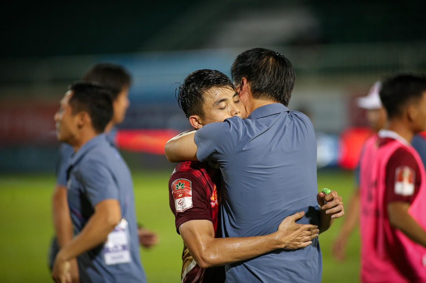 HLV Vũ Tiến Thành, Hoàng Vũ Samson "giải lời nguyền" sân Thống Nhất - Ảnh 1.