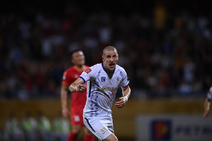 Gustavo lập cú đúp, CAHN ‘soán’ ngôi đầu của Hà Nội FC - Ảnh 1.