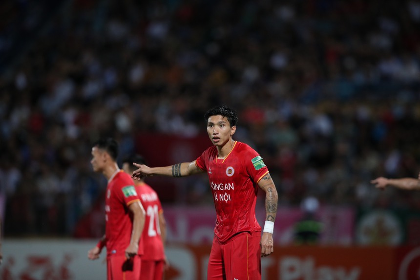 Đoàn Văn Hậu cực 'cháy' ở trận derby thủ đô giúp CAHN tiến sát chức vô địch V-League 2023 - Ảnh 3.