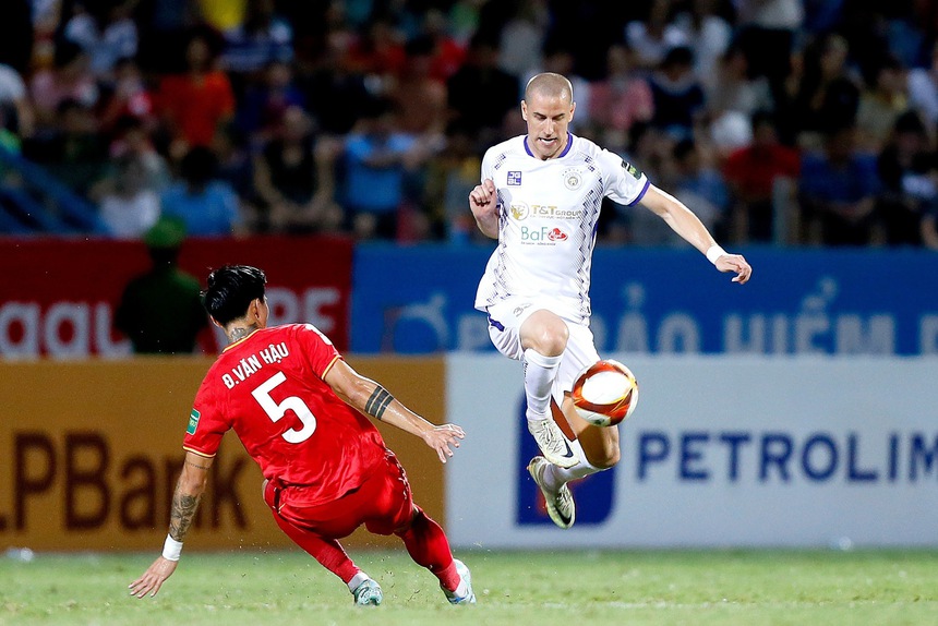 Đoàn Văn Hậu cực 'cháy' ở trận derby thủ đô giúp CAHN tiến sát chức vô địch V-League 2023 - Ảnh 2.