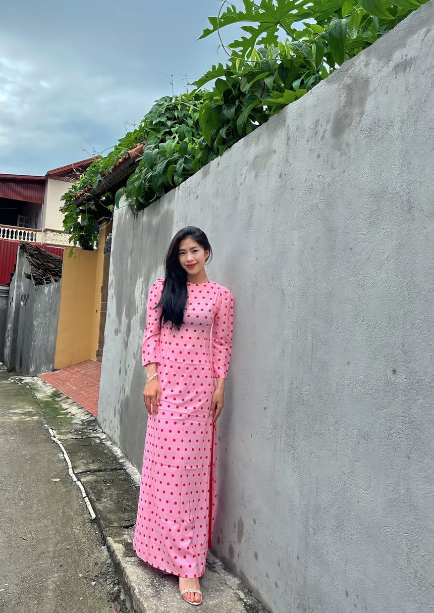 Thanh Nhã đẹp dịu dàng như 'nàng thơ' khi mặc áo dài trước thông tin sắp chuyển sang châu Âu - Ảnh 5.