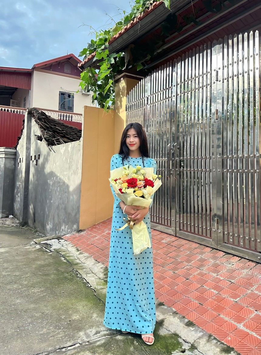 Thanh Nhã đẹp dịu dàng như 'nàng thơ' khi mặc áo dài trước thông tin sắp chuyển sang châu Âu - Ảnh 4.