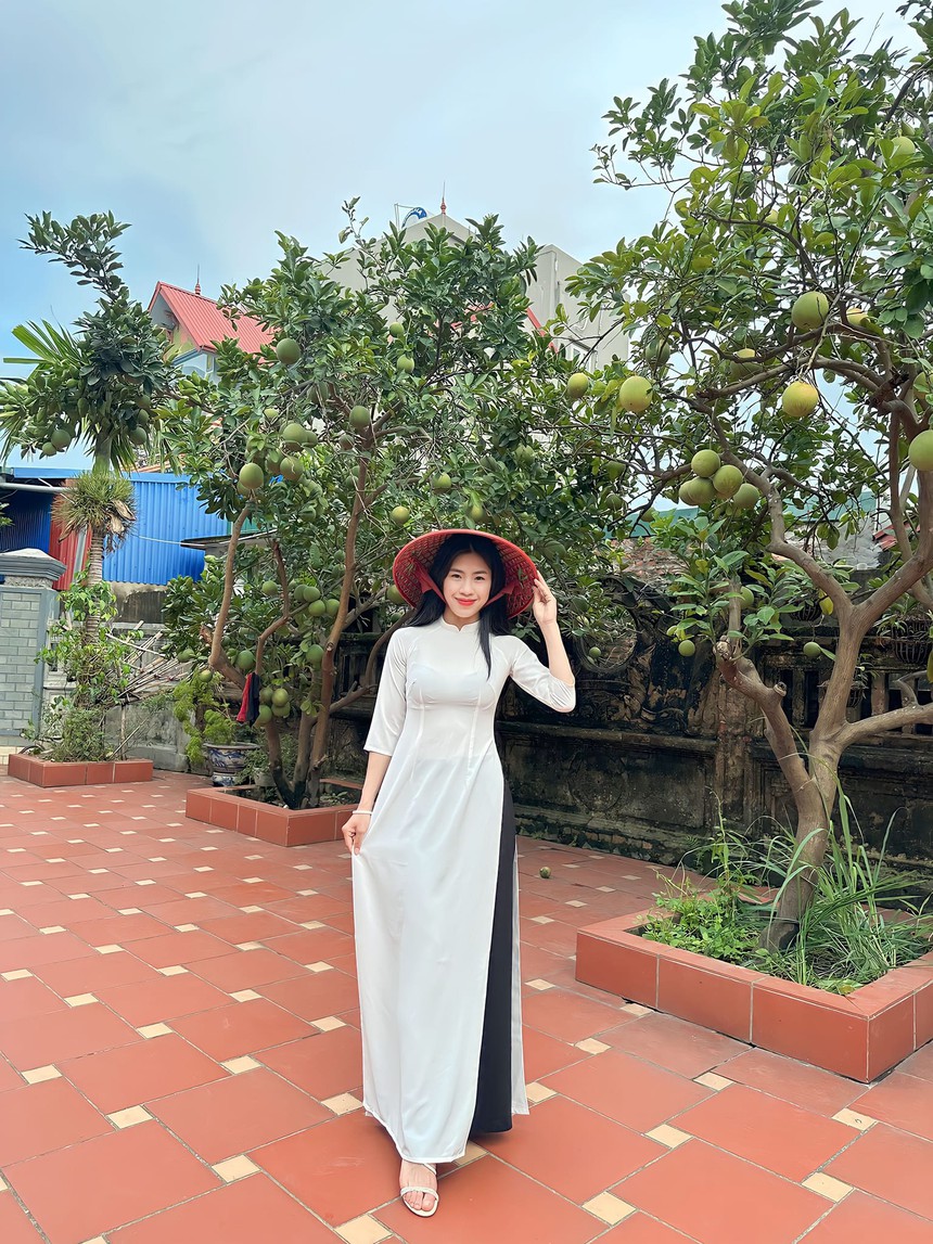 Thanh Nhã đẹp dịu dàng như 'nàng thơ' khi mặc áo dài trước thông tin sắp chuyển sang châu Âu - Ảnh 2.