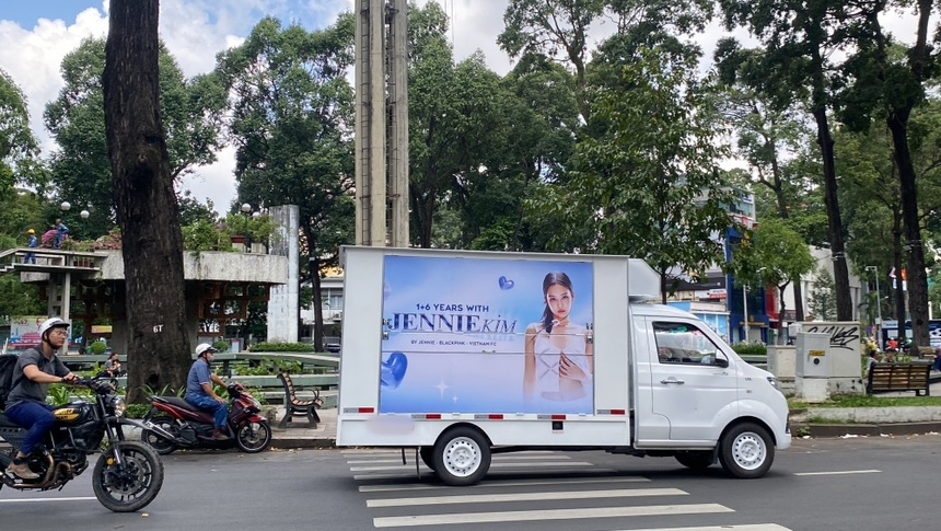 Fan Việt của Jennie (BLACKPINK) phát quà khắp phố dịp 7 năm debut - Ảnh 3.