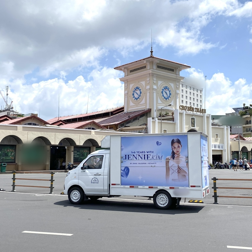 Fan Việt của Jennie (BLACKPINK) phát quà khắp phố dịp 7 năm debut - Ảnh 4.