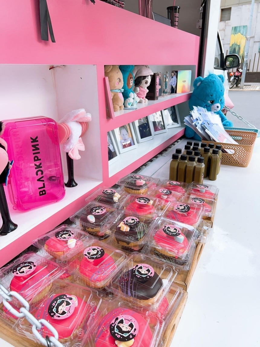 Fan Việt của Jennie (BLACKPINK) phát quà khắp phố dịp 7 năm debut - Ảnh 5.