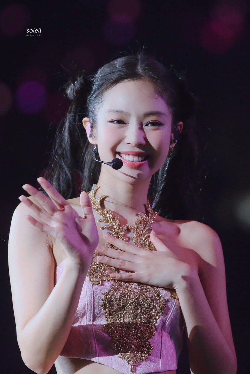 Fan Việt của Jennie (BLACKPINK) phát quà khắp phố dịp 7 năm debut - Ảnh 7.