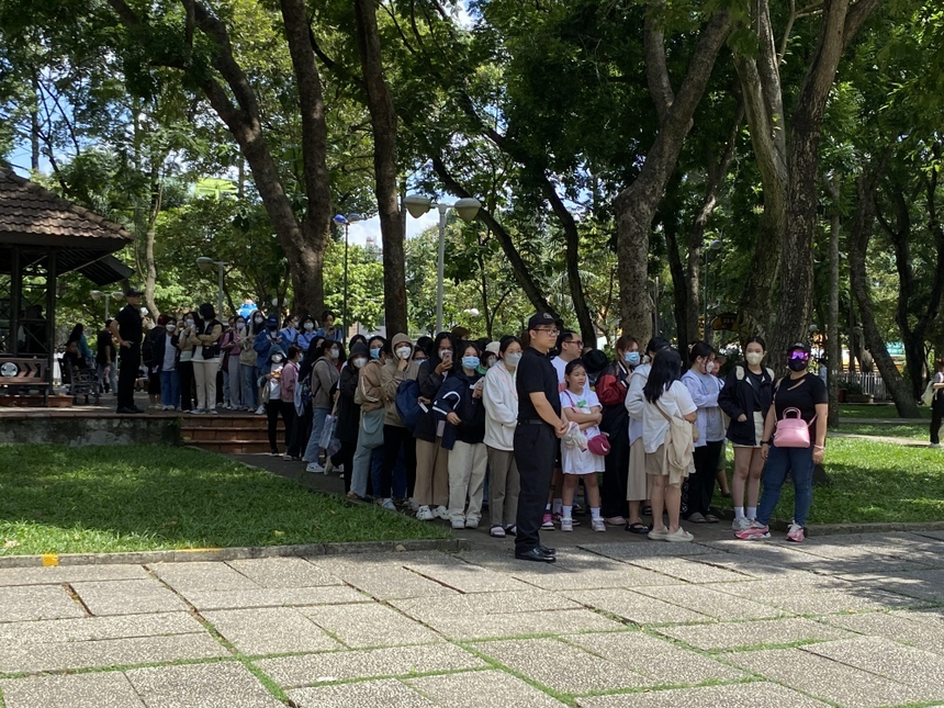 Fan Việt của Jennie (BLACKPINK) phát quà khắp phố dịp 7 năm debut - Ảnh 6.