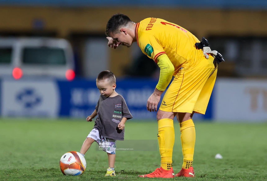 Vợ thủ môn Filip Nguyễn: ‘Chồng tôi chơi chân rất tốt’ - Ảnh 2.