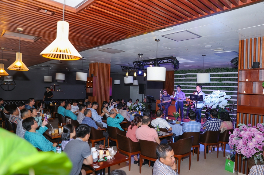 Điểm hẹn âm nhạc của Vũ Thắng Lợi mang năng lượng chữa lành cho bệnh nhân - Ảnh 1.