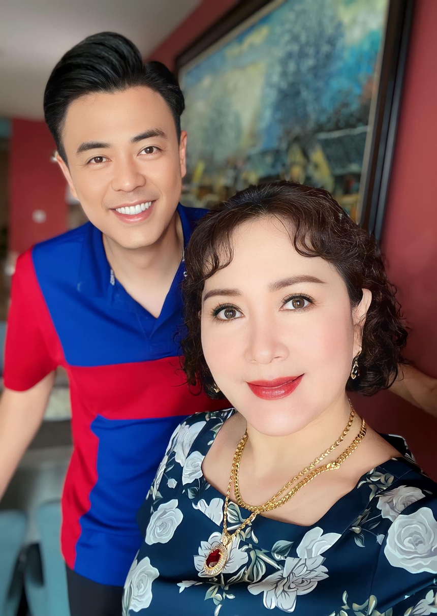 'Món quà của cha': Tuấn Tú khổ sở vì mẹ vợ đồng bóng hành đủ kiểu - Ảnh 1. 'Món quà của cha': Tuấn Tú khổ sở vì mẹ vợ đồng bóng hành đủ kiểu - Ảnh 1.