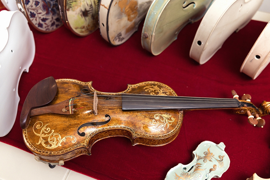 Nguyễn Xuân Huy: Hành trình từ nghệ sĩ thành nghệ nhân và câu chuyện của cây đàn violon sứ - Ảnh 1. Nguyễn Xuân Huy: Hành trình từ nghệ sĩ thành nghệ nhân và câu chuyện của cây đàn violon sứ - Ảnh 1.
