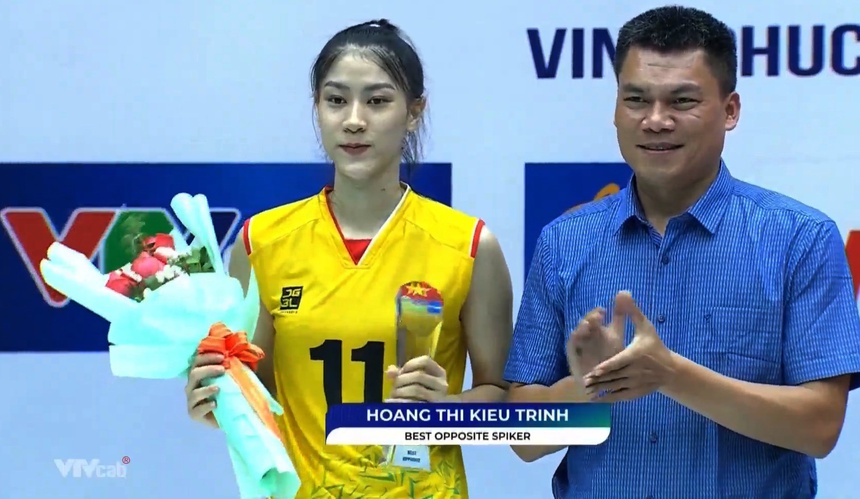 Trang bóng chuyền Thái Lan đăng ảnh Kiều Trinh, hàng trăm fan Thái khen xinh đẹp, đánh hay, so sánh với Thanh Thúy - Ảnh 4.