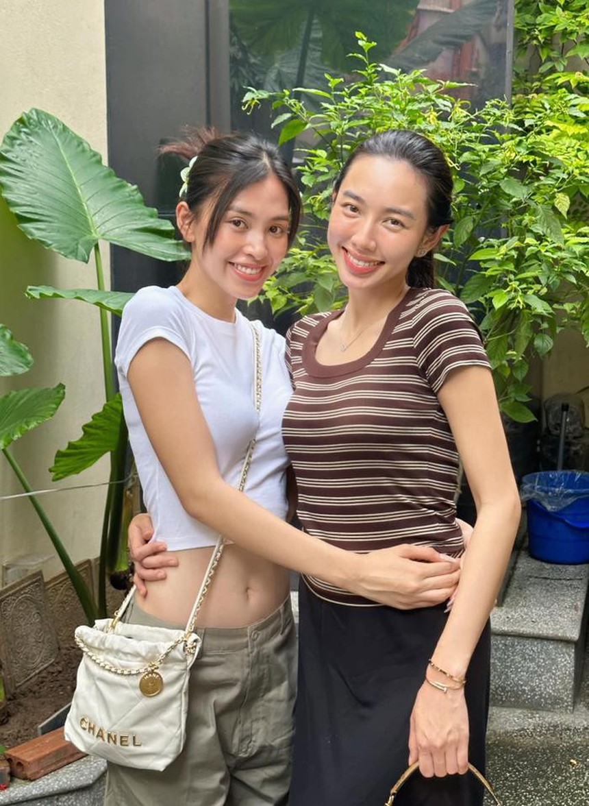 Thùy Tiên - Tiểu Vy đọ mặt mộc, "bóc phốt" nhau dùng toàn đồ hiệu trên người - Ảnh 3. Thùy Tiên - Tiểu Vy đọ mặt mộc, "bóc phốt" nhau dùng toàn đồ hiệu trên người - Ảnh 3.