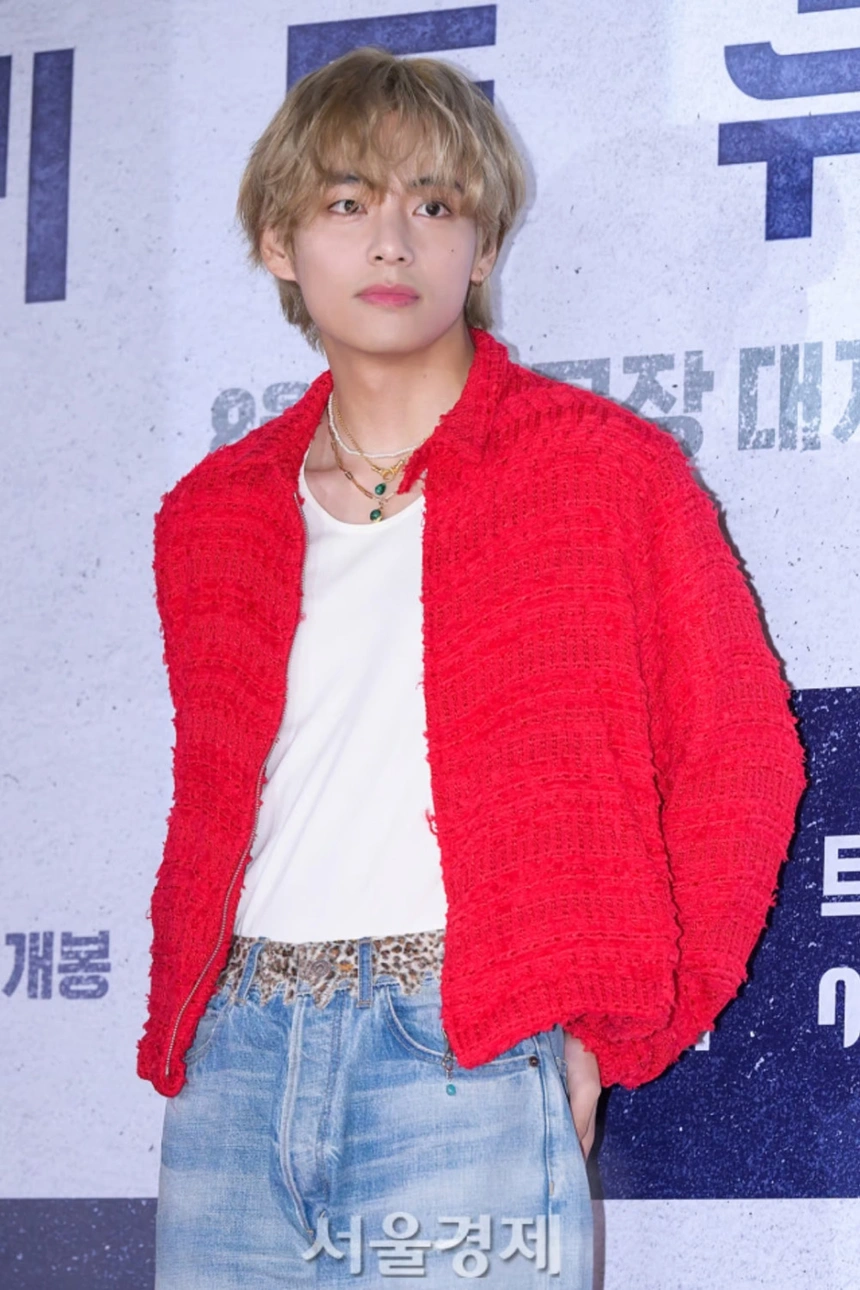 V BTS lại 'đốn tim' fan với visual sáng rực tại buổi chiếu VIP phim 'Concrete Utopia' của Park Seo Joon - Ảnh 12.