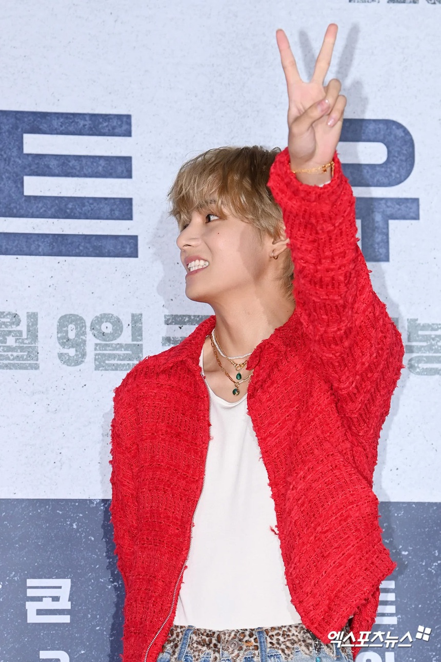 V BTS lại 'đốn tim' fan với visual sáng rực tại buổi chiếu VIP phim 'Concrete Utopia' của Park Seo Joon - Ảnh 5.