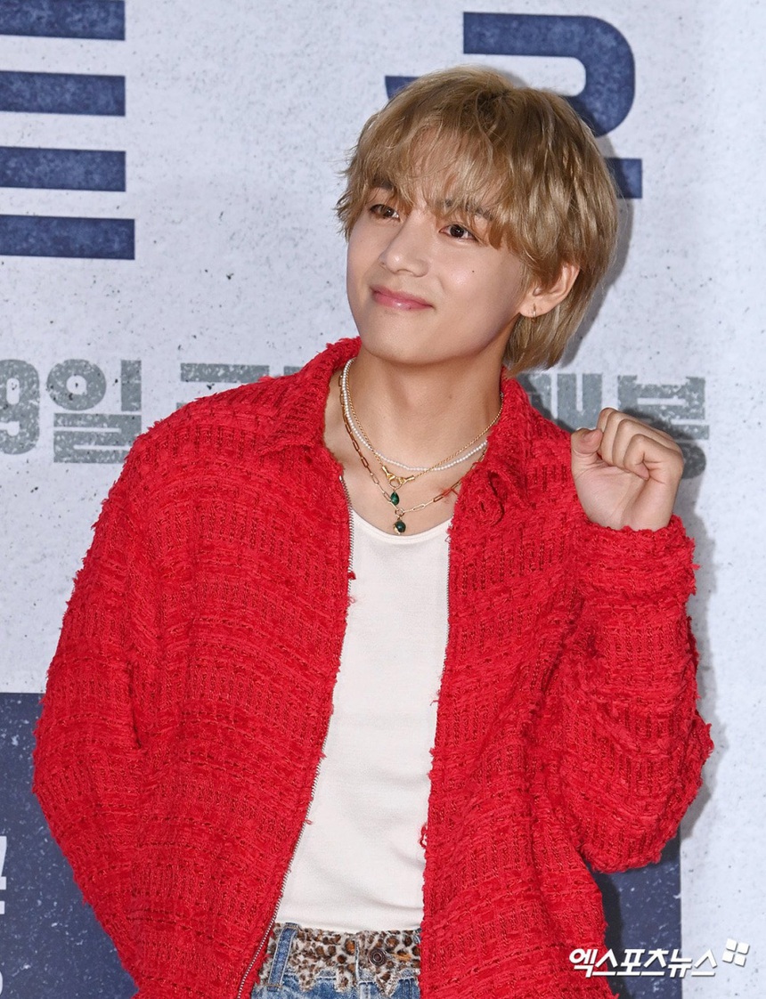 V BTS lại 'đốn tim' fan với visual sáng rực tại buổi chiếu VIP phim 'Concrete Utopia' của Park Seo Joon - Ảnh 6.