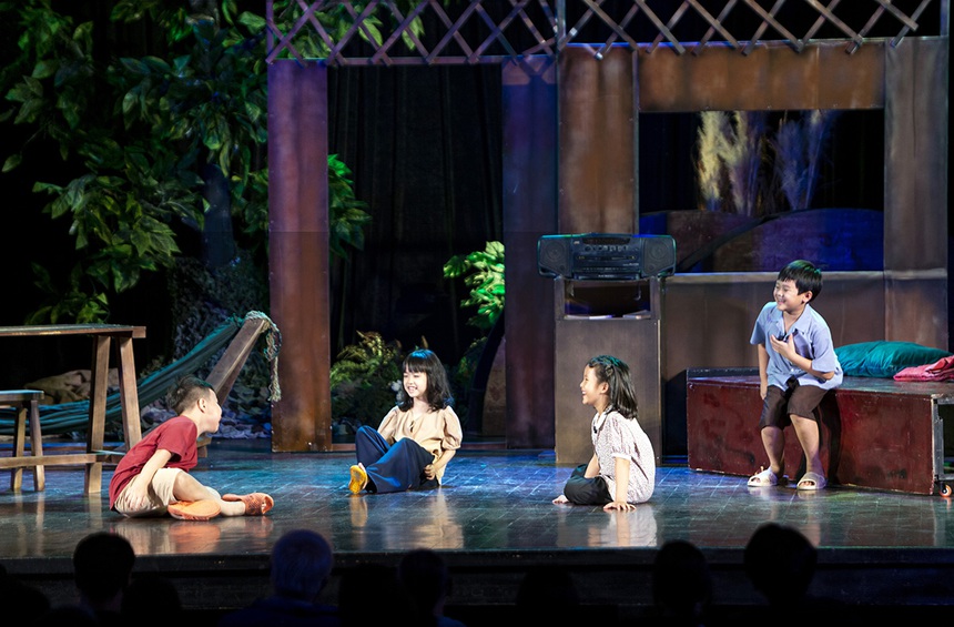 Tái diễn vở kịch 'Cho tôi xin một vé đi tuổi thơ' - Ảnh 1.