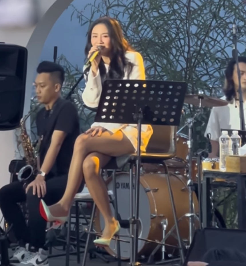 Văn Mai Hương ngày càng thăng hạng sắc vóc: Đẹp hút mắt nhờ chăm rèn dáng  - Ảnh 1.