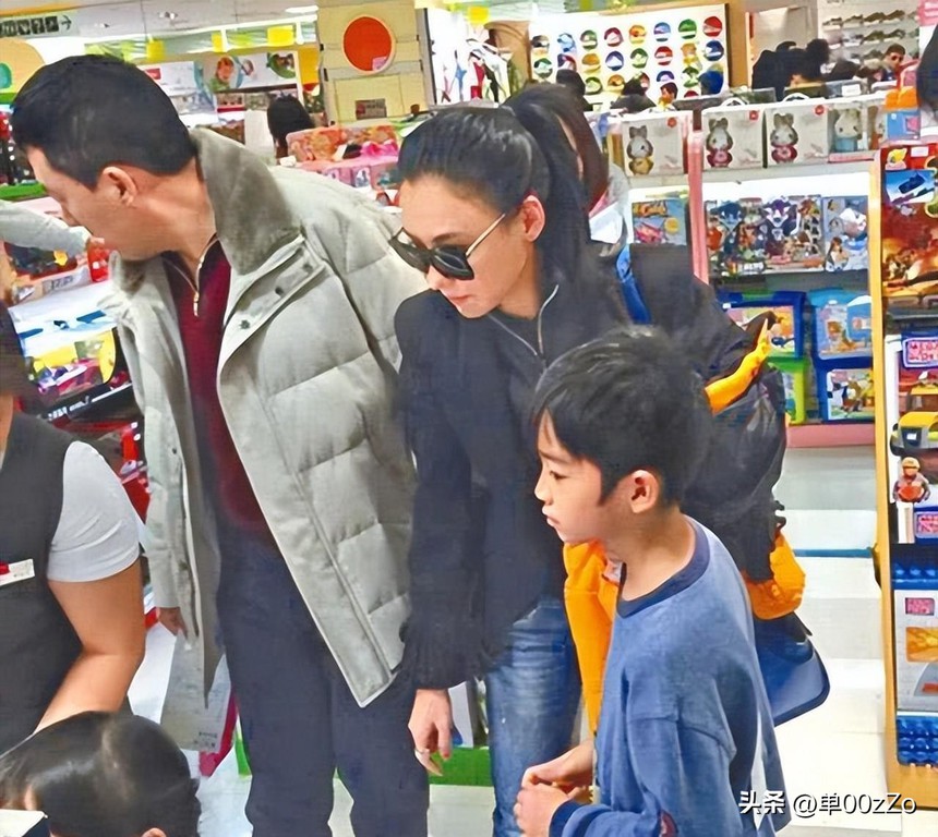 (Bài đăng dịp 2/9) Trương Bá Chi đột ngột dừng công việc vì cha đẻ cậu con trai thứ 3 giành lại con? - Ảnh 3.