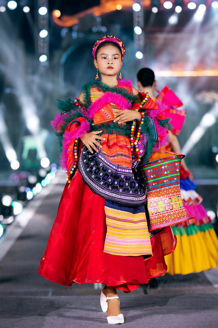 Dàn Hoa, Á hậu hội tụ tại show thời trang 'Tinh hoa cố đô' của NTK Thạch Linh tại Ninh Bình - Ảnh 12.