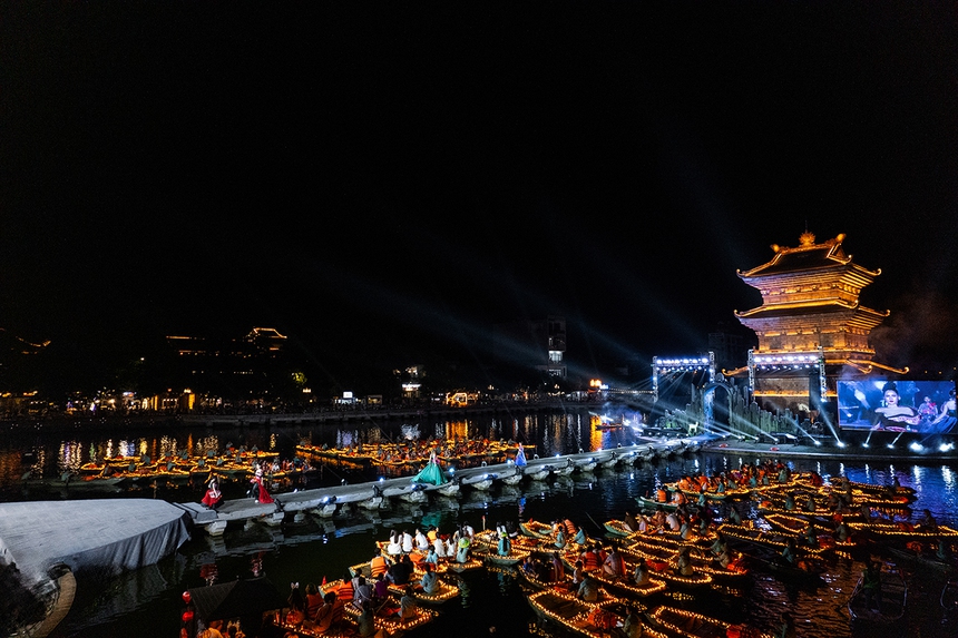 Dàn Hoa, Á hậu hội tụ tại show thời trang 'Tinh hoa cố đô' của NTK Thạch Linh tại Ninh Bình - Ảnh 2.