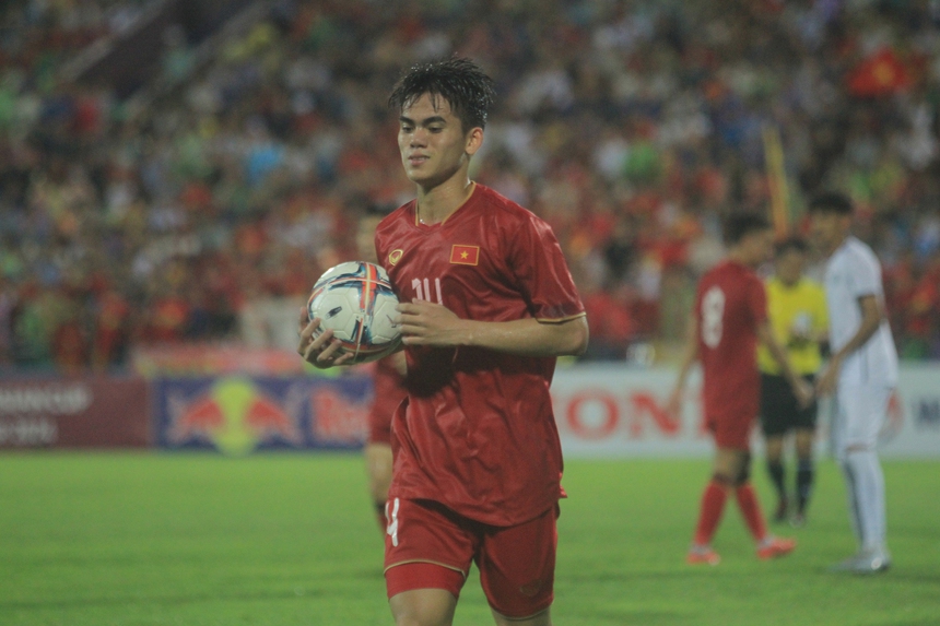 VIDEO Khuất Văn Khang an ủi U23 Yemen, ký tặng fan nhí ngay trên sân - Ảnh 3. VIDEO Khuất Văn Khang an ủi U23 Yemen, ký tặng fan nhí ngay trên sân - Ảnh 3.