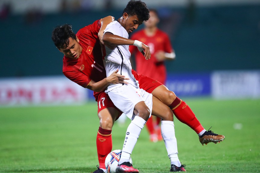 VIDEO HLV Troussier dầm mưa, hò hét U23 Việt Nam không ngừng nghỉ - Ảnh 3.