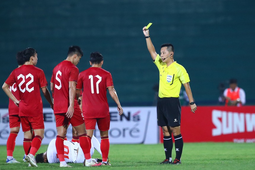 VIDEO HLV Troussier dầm mưa, hò hét U23 Việt Nam không ngừng nghỉ - Ảnh 4.