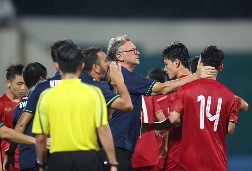 Bóng lăn trong tuần: Bóng đá là thành tích - Ảnh 1.