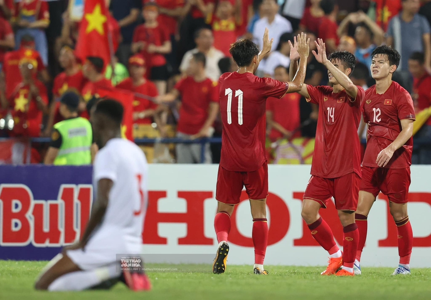 VIDEO Khuất Văn Khang an ủi U23 Yemen, ký tặng fan nhí ngay trên sân - Ảnh 3. VIDEO Khuất Văn Khang an ủi U23 Yemen, ký tặng fan nhí ngay trên sân - Ảnh 3.