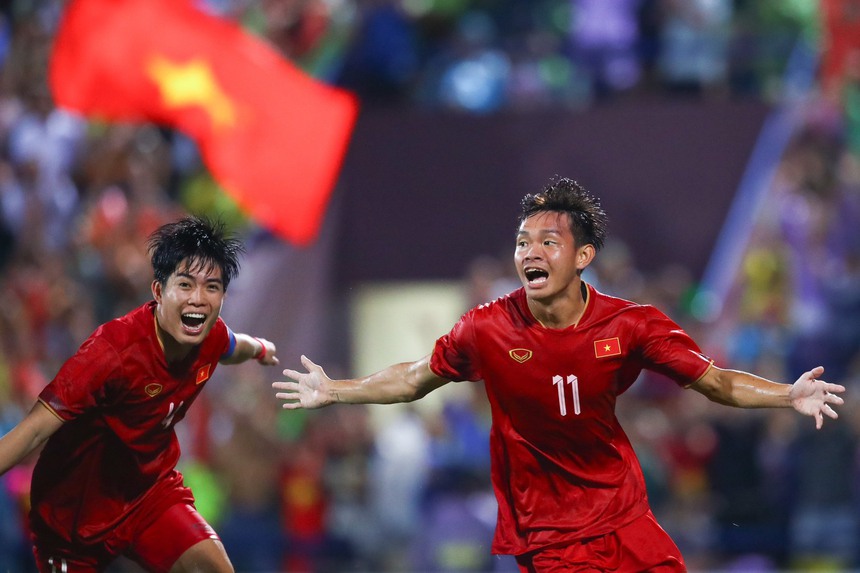 VIDEO HLV Troussier dầm mưa, hò hét U23 Việt Nam không ngừng nghỉ - Ảnh 5.