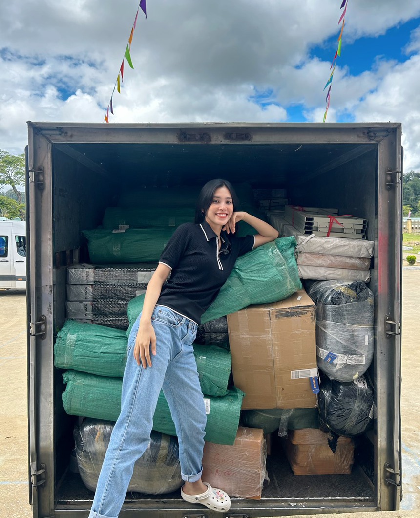 Hoa hậu Tiểu Vy cùng mẹ vượt 200k trao tặng các phần quà cho trẻ em nghèo vùng cao - Ảnh 2.