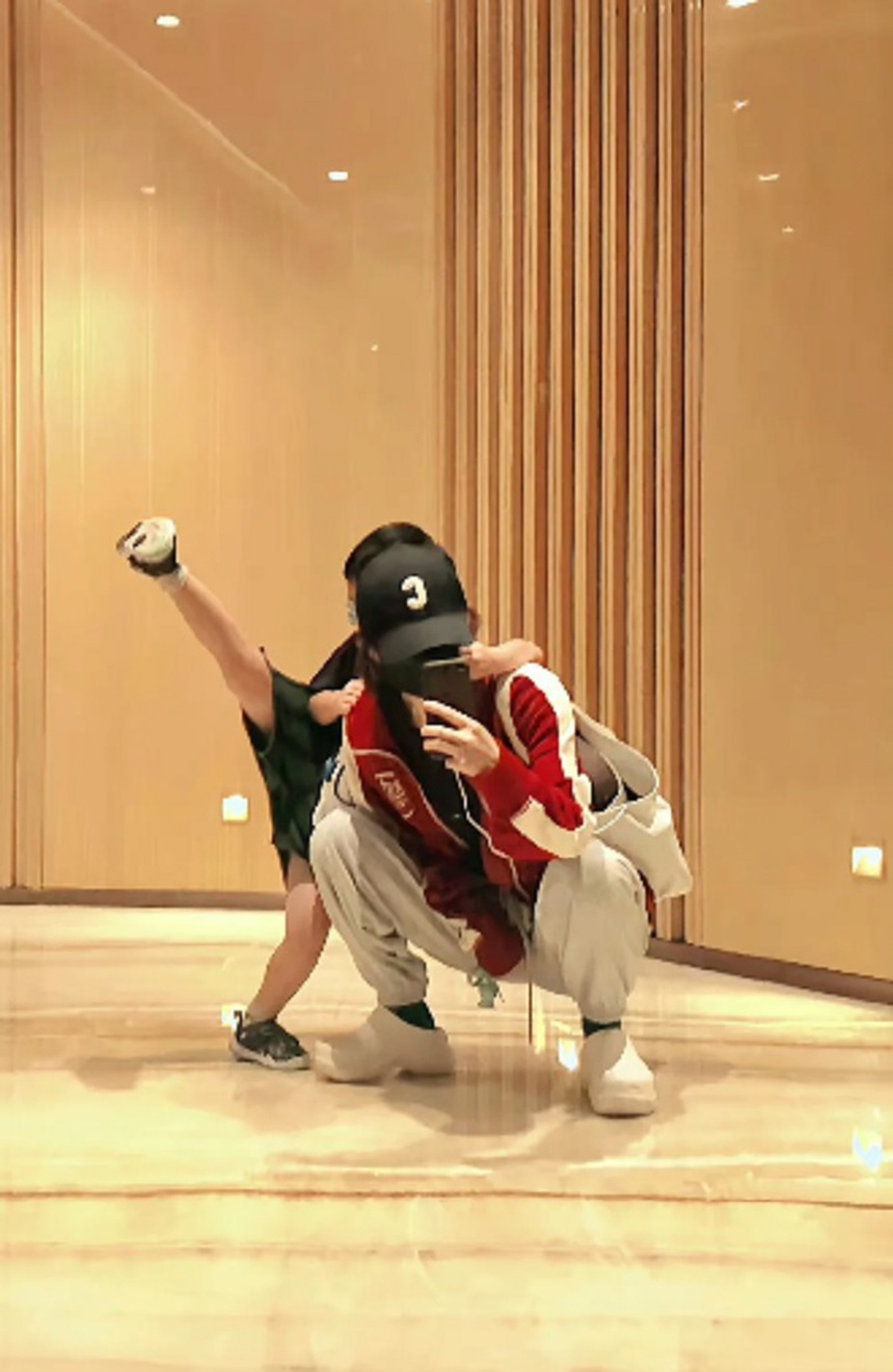 Loạt sao nữ C-biz để chồng cũ nuôi con hậu ly hôn: Dương Mịch bị mắng, Triệu Lệ Dĩnh được khen - Ảnh 3.