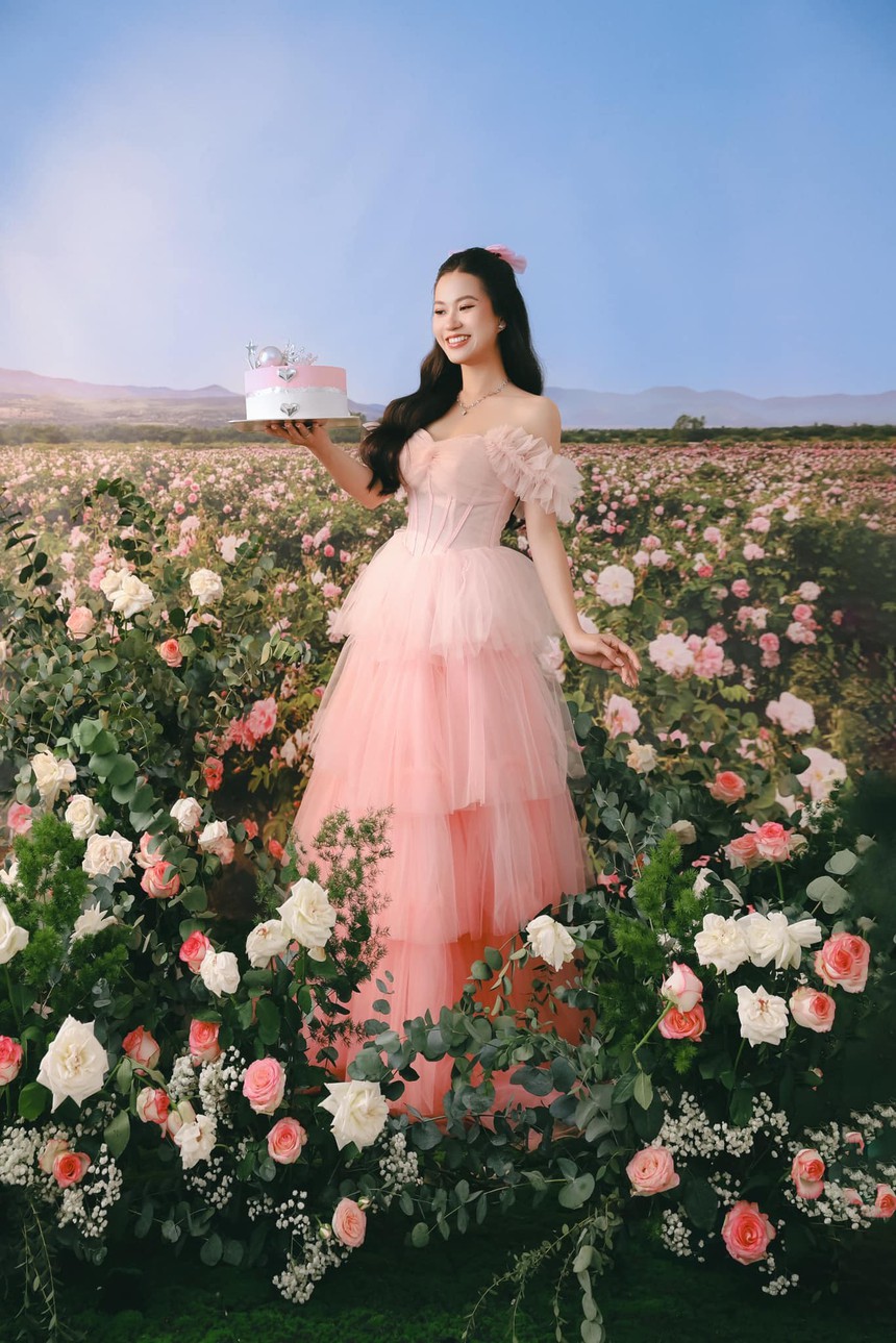 Lâm Vỹ Dạ vừa lấn sân ca hát đã có "tin vui", giờ viên mãn đủ đường - Ảnh 4.