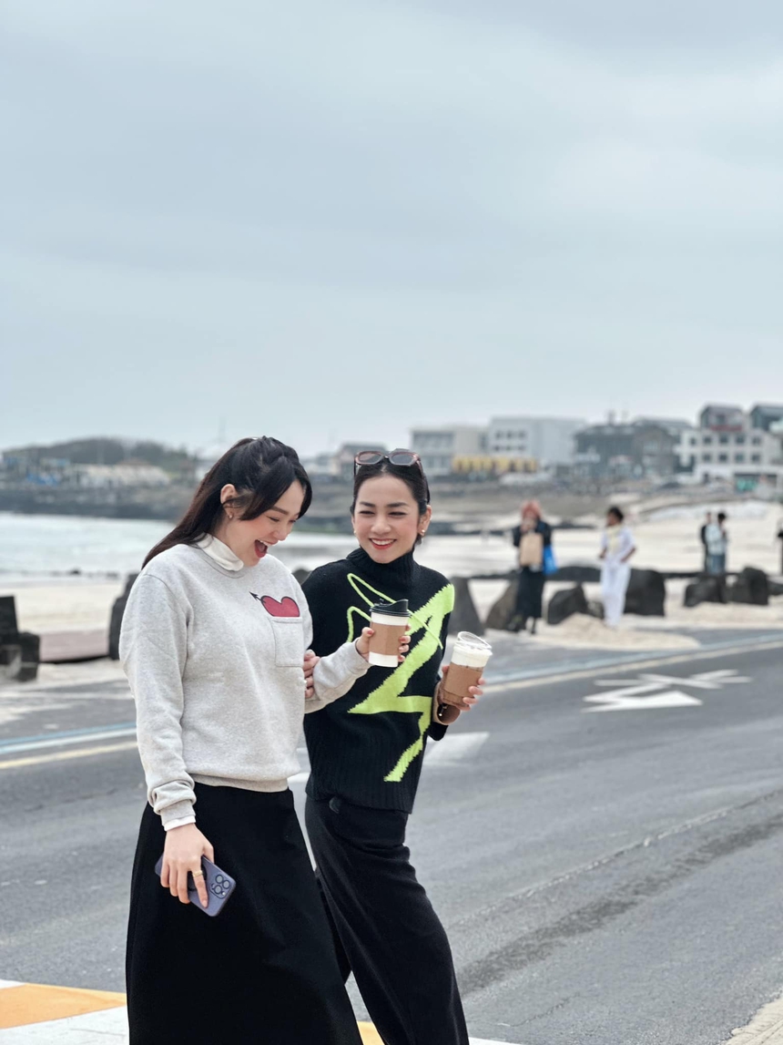 Tình cảm chị chồng em dâu nhà Minh Hằng: Thương nhau hết lòng, bầu bí sinh nở chăm lo như ruột thịt - Ảnh 3. Tình cảm chị chồng em dâu nhà Minh Hằng: Thương nhau hết lòng, bầu bí sinh nở chăm lo như ruột thịt - Ảnh 3.