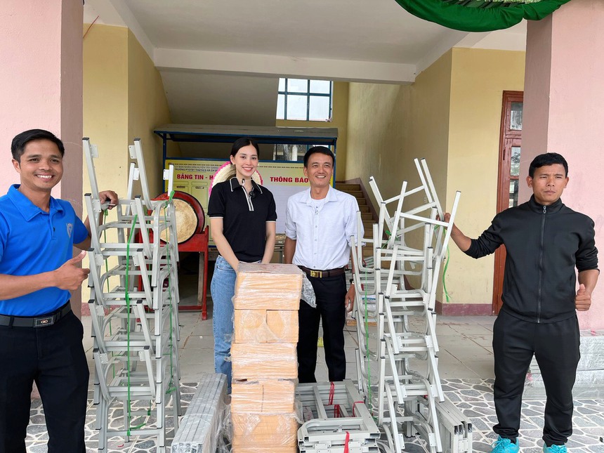 Hoa hậu Tiểu Vy cùng mẹ vượt 200k trao tặng các phần quà cho trẻ em nghèo vùng cao - Ảnh 3.