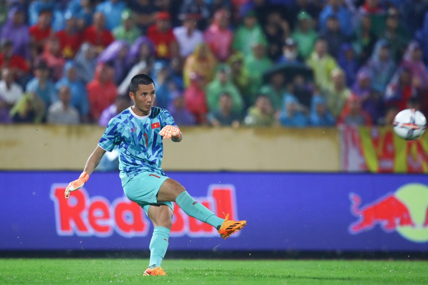 'Bông hoa nở muộn' Đình Triệu: Từ giải phong trào đến thủ môn hay nhất V League, 32 tuổi mới lên ĐTVN - Ảnh 3.