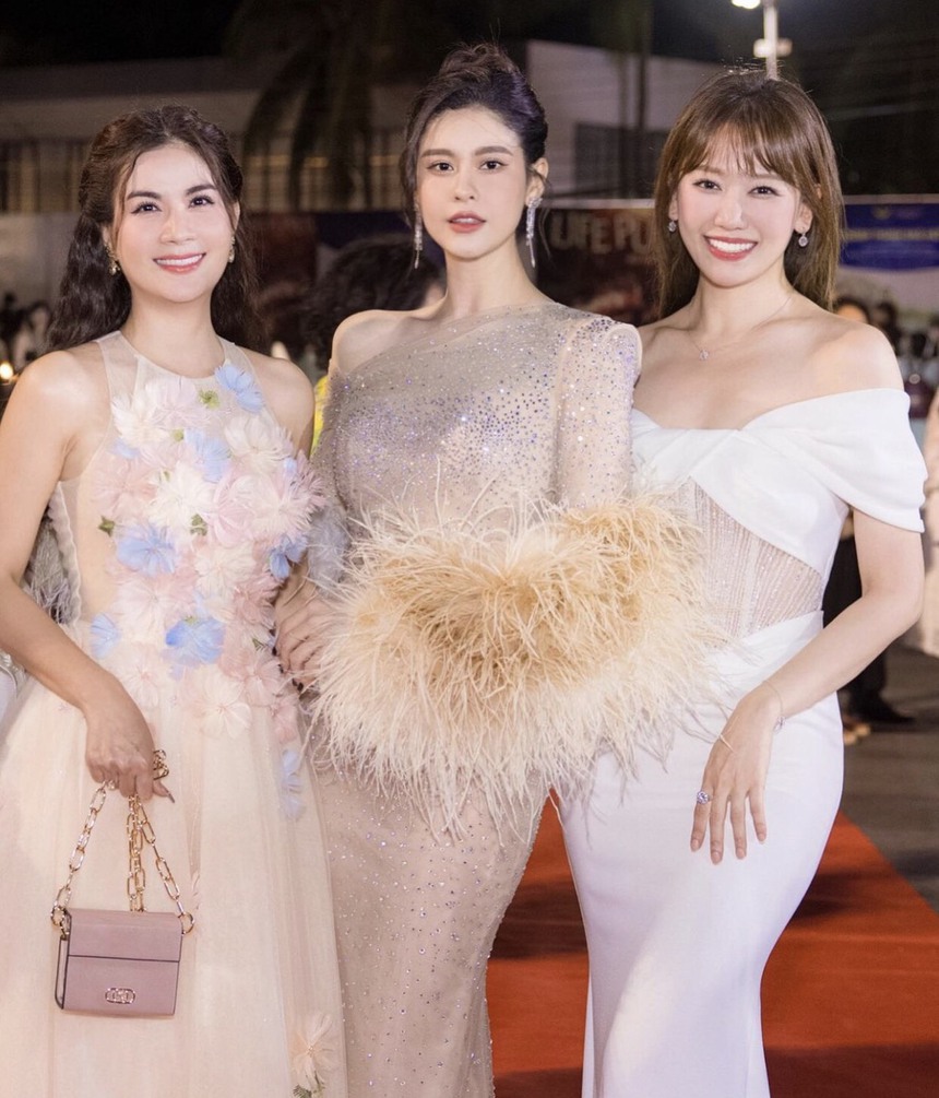 Sao Việt 11/9: Phương Mỹ Chi ra album kỉ niệm 10 năm ca hát, Hari Won đọ sắc cùng dàn sao nữ showbiz - Ảnh 1.