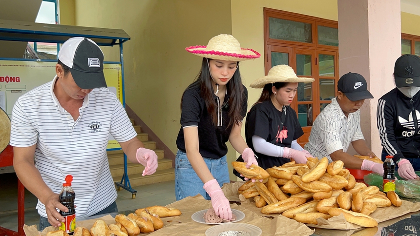 Hoa hậu Tiểu Vy cùng mẹ vượt 200k trao tặng các phần quà cho trẻ em nghèo vùng cao - Ảnh 6.