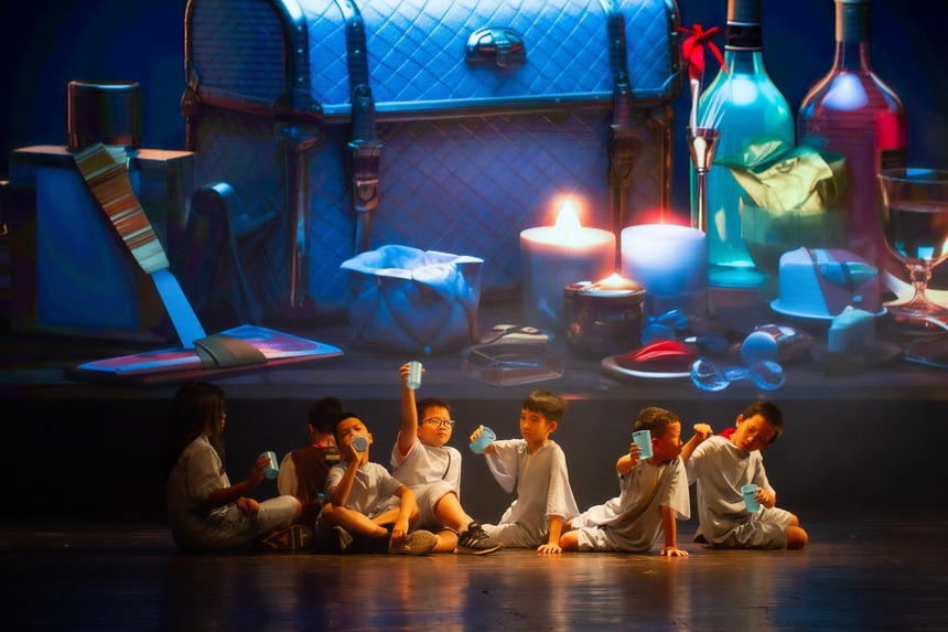 Một 'Hoàng tử bé' khác lạ với các diễn viên nhí - Ảnh 3.