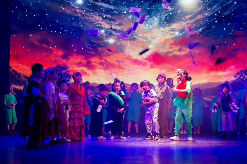 Một 'Hoàng tử bé' khác lạ với các diễn viên nhí - Ảnh 2.